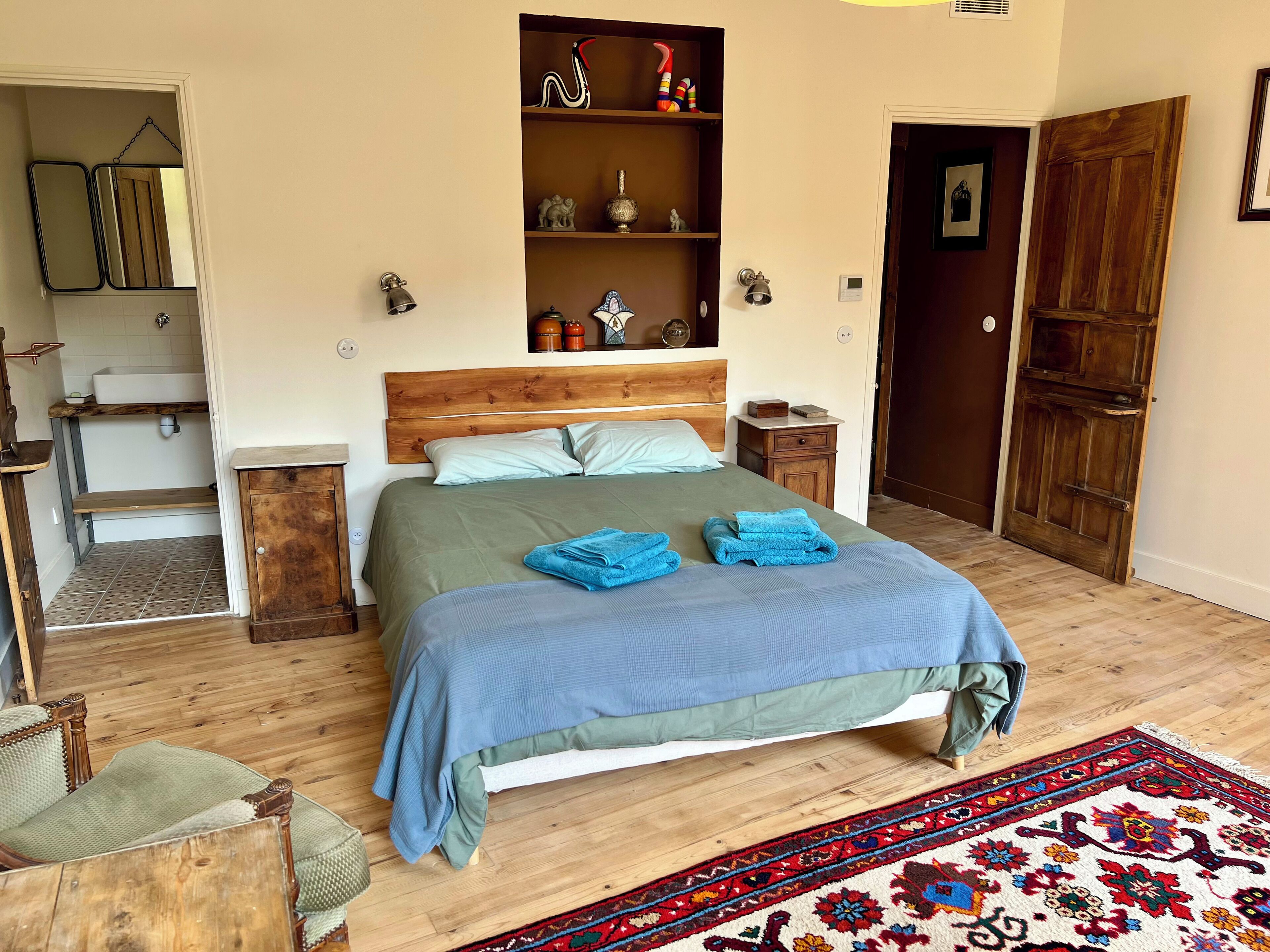 10 slaapkamers, een bureau, een strijkplank/strijkijzer, reisbedje