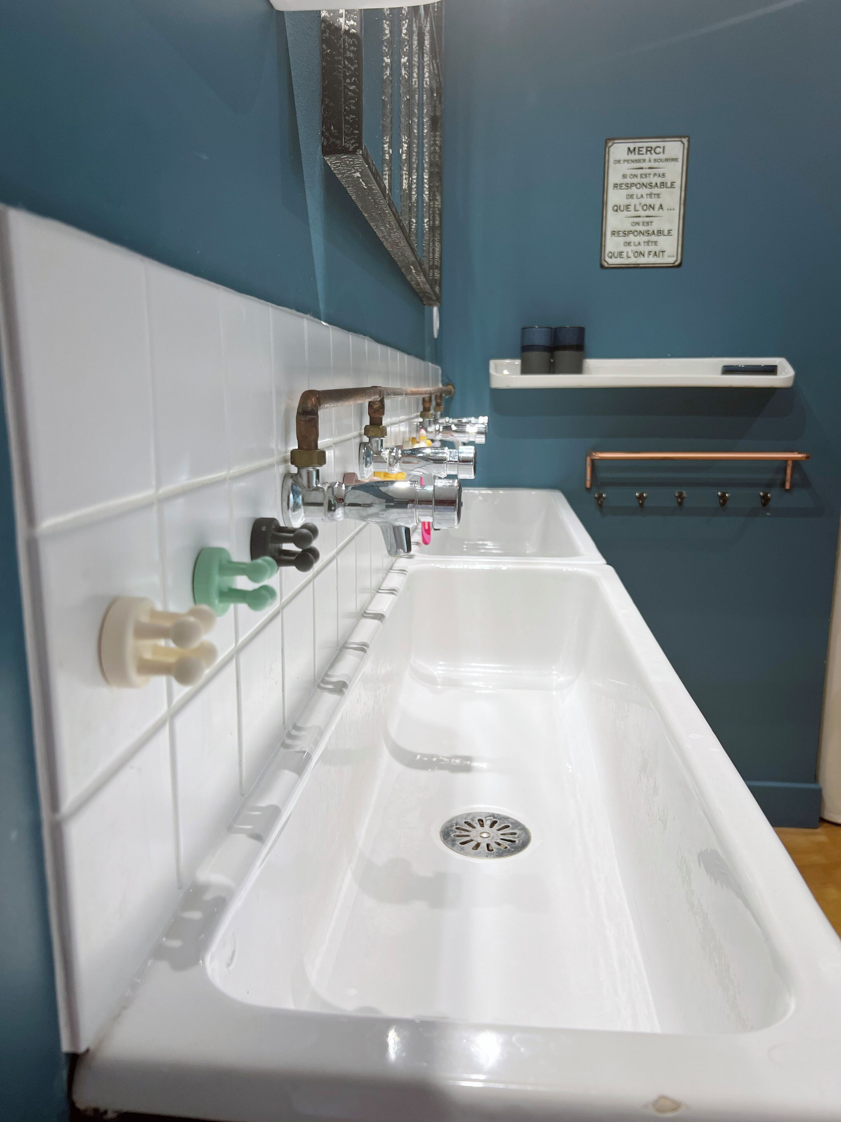 Douche, sèche-cheveux, serviettes fournies, savon