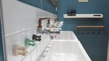 Douche, sĂšche-cheveux, serviettes fournies, savon