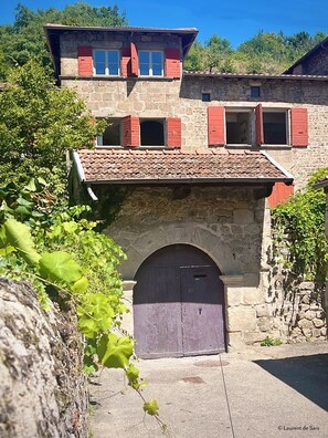 المنشأة من الخارج