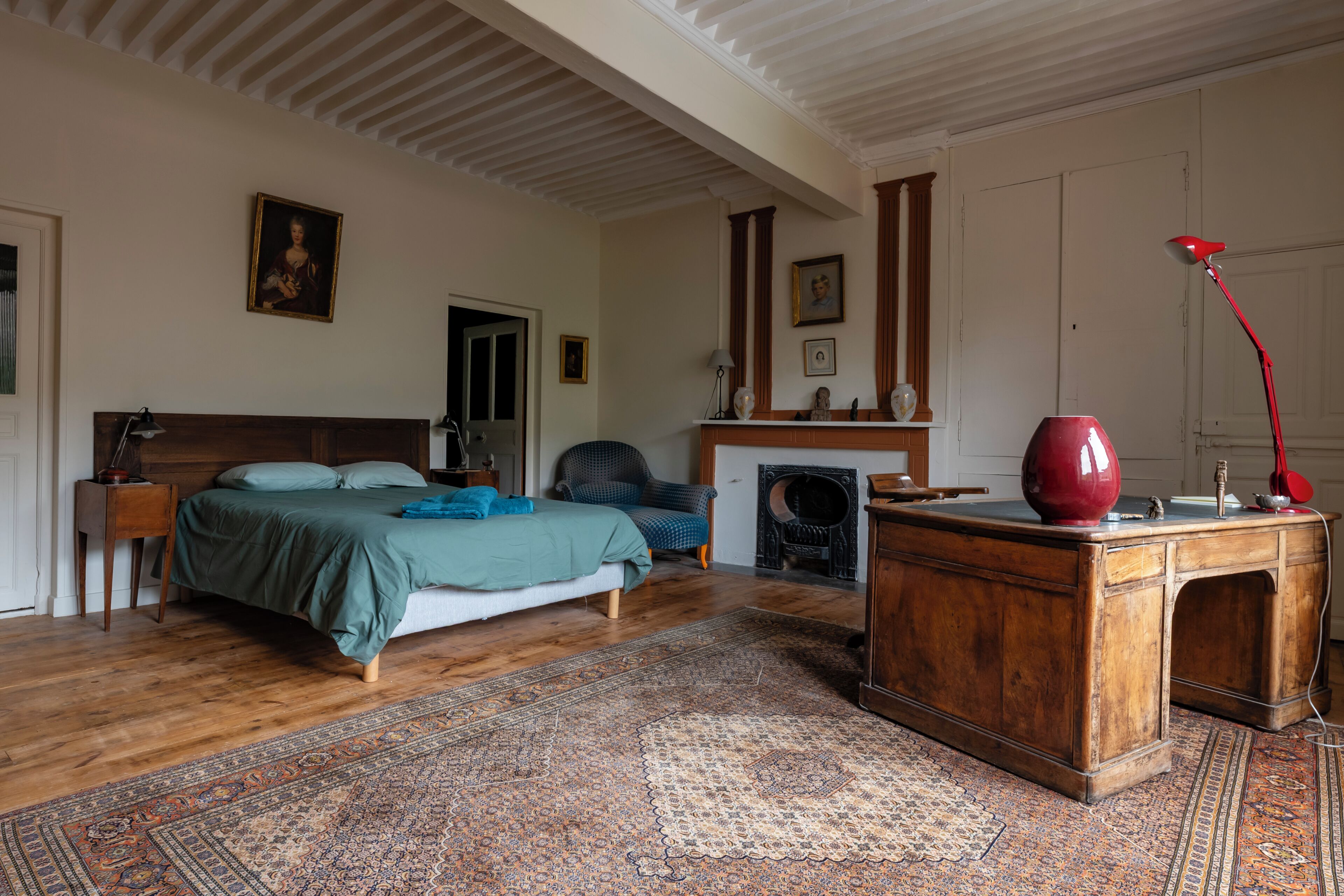 10 bedrooms, desk, iron/ironing board, travel crib