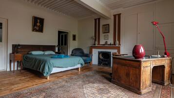 10 bedrooms, desk, iron/ironing board, travel crib