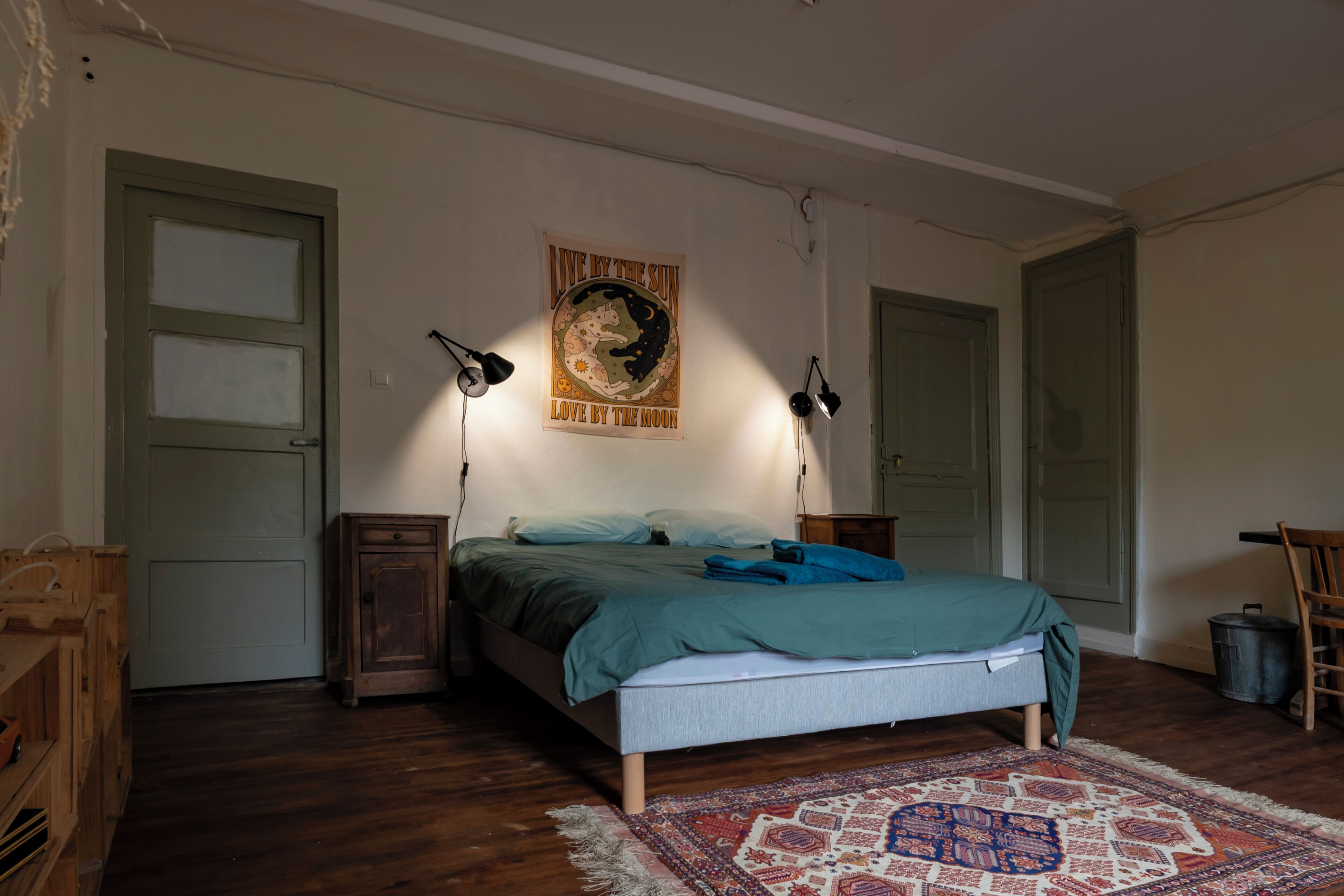 10 slaapkamers, een bureau, een strijkplank/strijkijzer, reisbedje