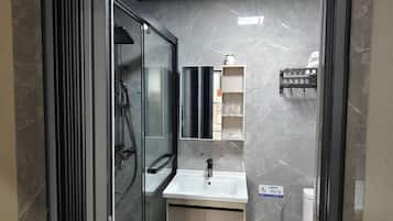 SĂšche-cheveux, serviettes fournies, savon, papier toilette