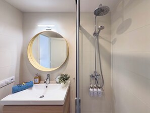 Douche, sèche-cheveux, serviettes fournies, savon