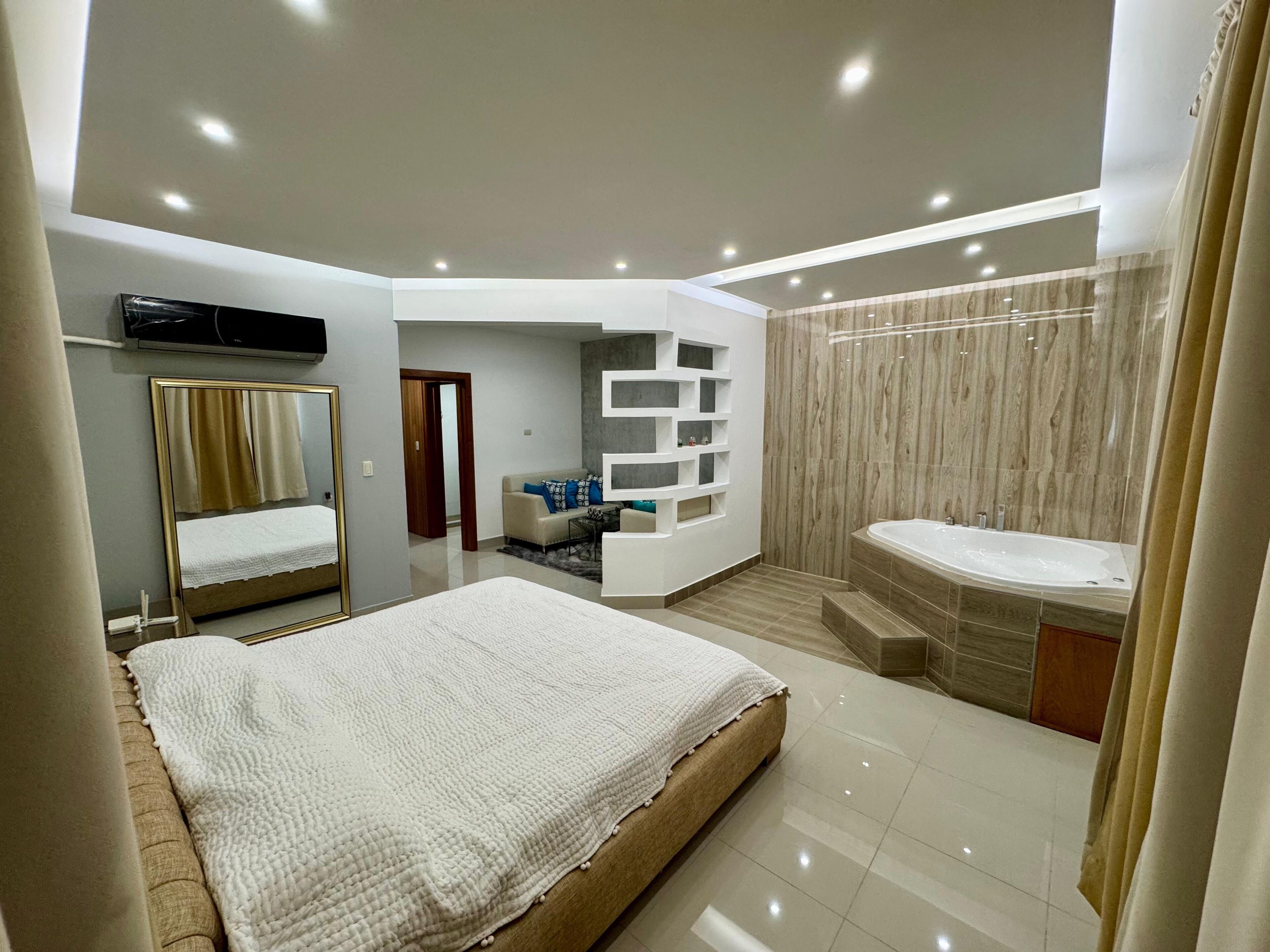 4 habitaciones, tabla de planchar con plancha, wifi y ropa de cama 