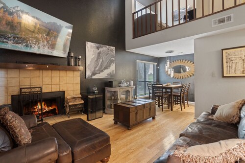 Charming 2-bedroom townhome with WiFi and AC in brilliant Houston