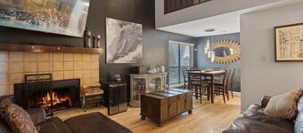 Charming 2-bedroom townhome with WiFi and AC in brilliant Houston