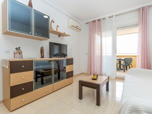 2 bedrooms, desk, internet