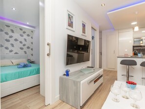 2 bedrooms, desk, internet