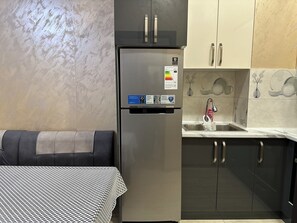 Frigorífic, forn, placa de cuina i bullidora elèctrica