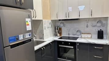 Refrigerador, horno, placa de cocina, tetera/pava eléctrica