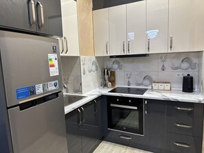 Kjøleskap, ovn, kokeplater og vannkoker