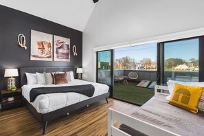 8 bedrooms, iron/ironing board, free WiFi, bed sheets - Sleeps 24, TWO Adjacent Homes - Only 3 miles to Broadway (Nashville)