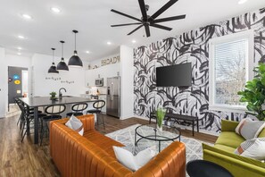 Smart TV, fireplace, ping pong - Sleeps 24, TWO Adjacent Homes - Only 3 miles to Broadway (Nashville)