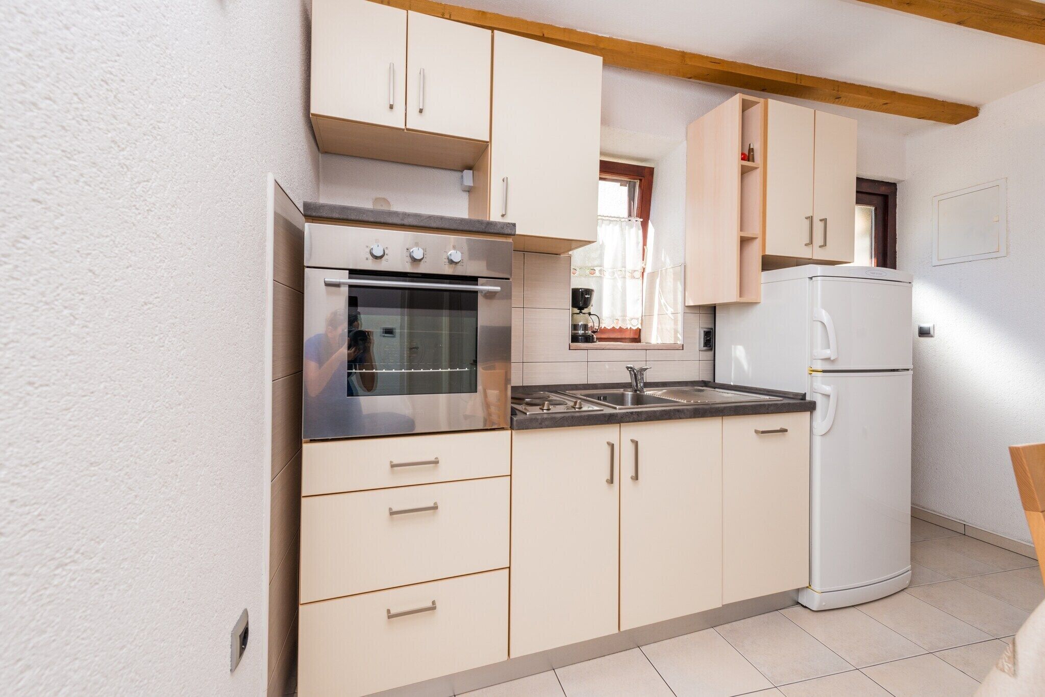 Fridge, oven, stovetop, coffee/tea maker