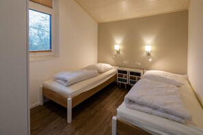 2 bedrooms, travel crib