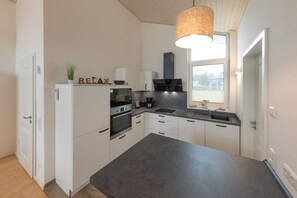 Køleskab, mikrobølgeovn, ovn, kogeplade