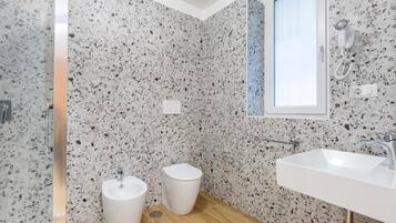 Dusche, Haartrockner, Handtücher, Toilettenpapier