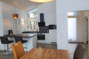 Fridge, microwave, oven, stovetop - Ferienhaus mit Sauna im Ferienpark Mirow (Granzow)