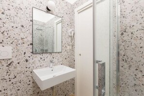Ducha, secador de pelo, toallas y papel higiénico