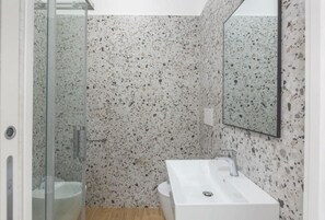 Douche, sèche-cheveux, serviettes fournies, papier toilette