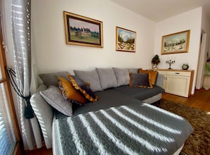 Appartement (One Bedroom Apartment) | Salle de séjour | Télévision à écran plat de 32 pouces avec chaînes par câble