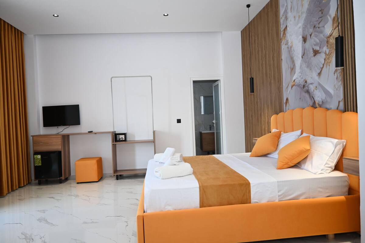 Tweepersoonskamer | Luxe beddengoed, een kluis op de kamer, geluiddichte muren, gratis wifi