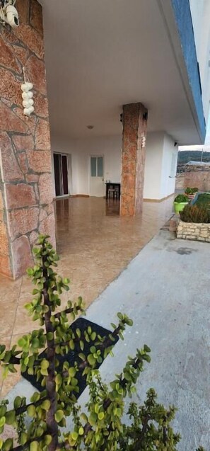 Apartment with View and Balcony | Roupas de cama premium, cofres nos quartos, quartos à prova de som