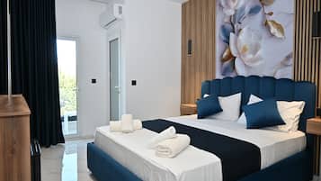 Double Room with Sea View (2 Adults+1 Child) | Biancheria da letto di alta qualità, una cassaforte in camera