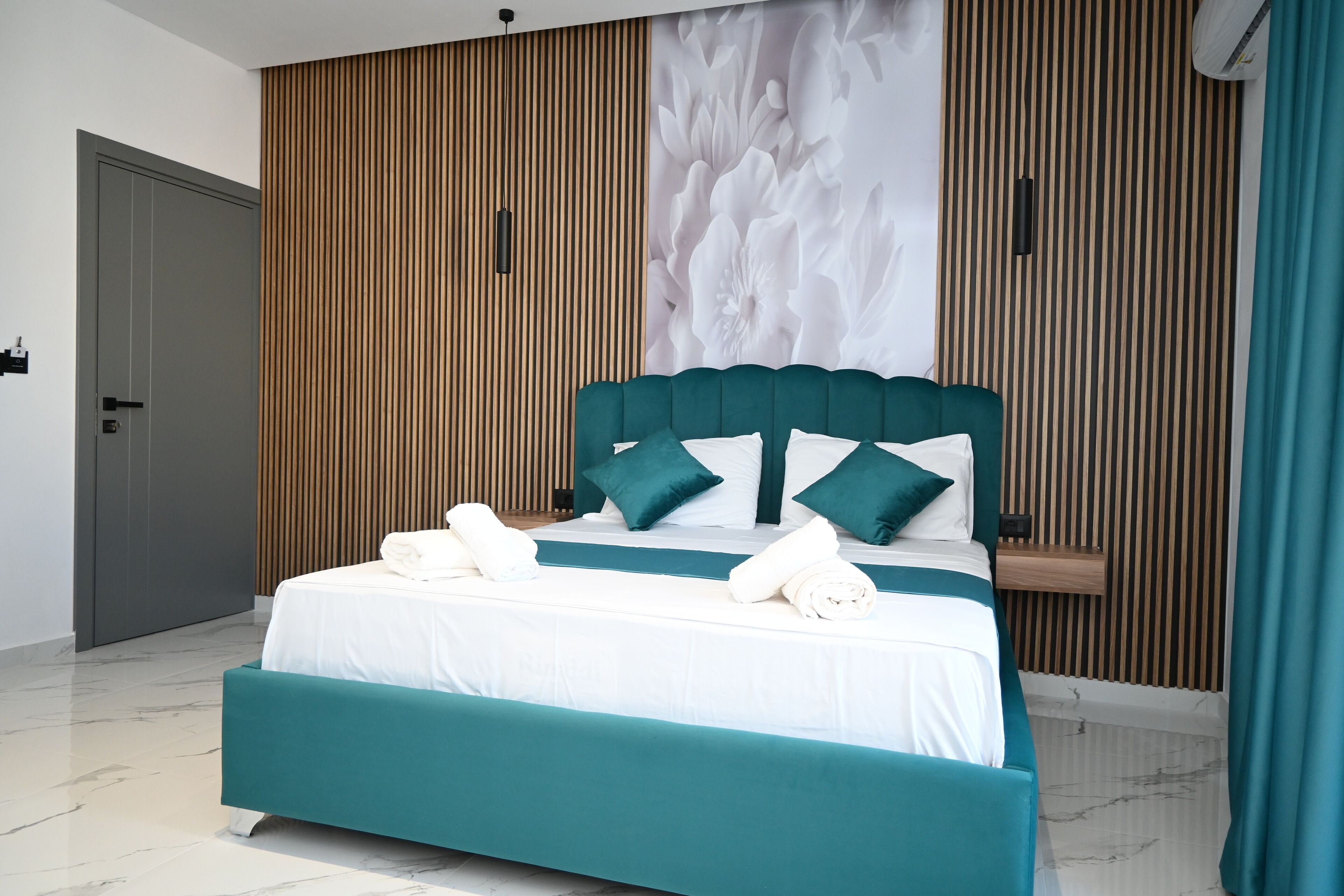 Tweepersoonskamer | Luxe beddengoed, een kluis op de kamer, geluiddichte muren, gratis wifi