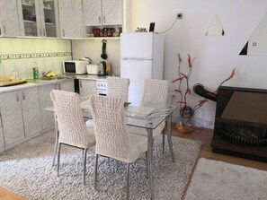 Fridge, microwave, oven, stovetop - Apartment Mirror Apartment Mirror (Visoko)