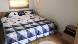 1 slaapkamer, een strijkplank/strijkijzer, internet, beddengoed