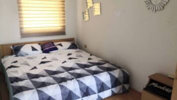 1 dormitorio, tabla de planchar con plancha, Internet y ropa de cama