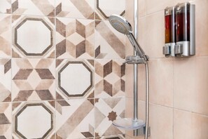 淋浴设施、吹风机、坐浴桶、毛巾