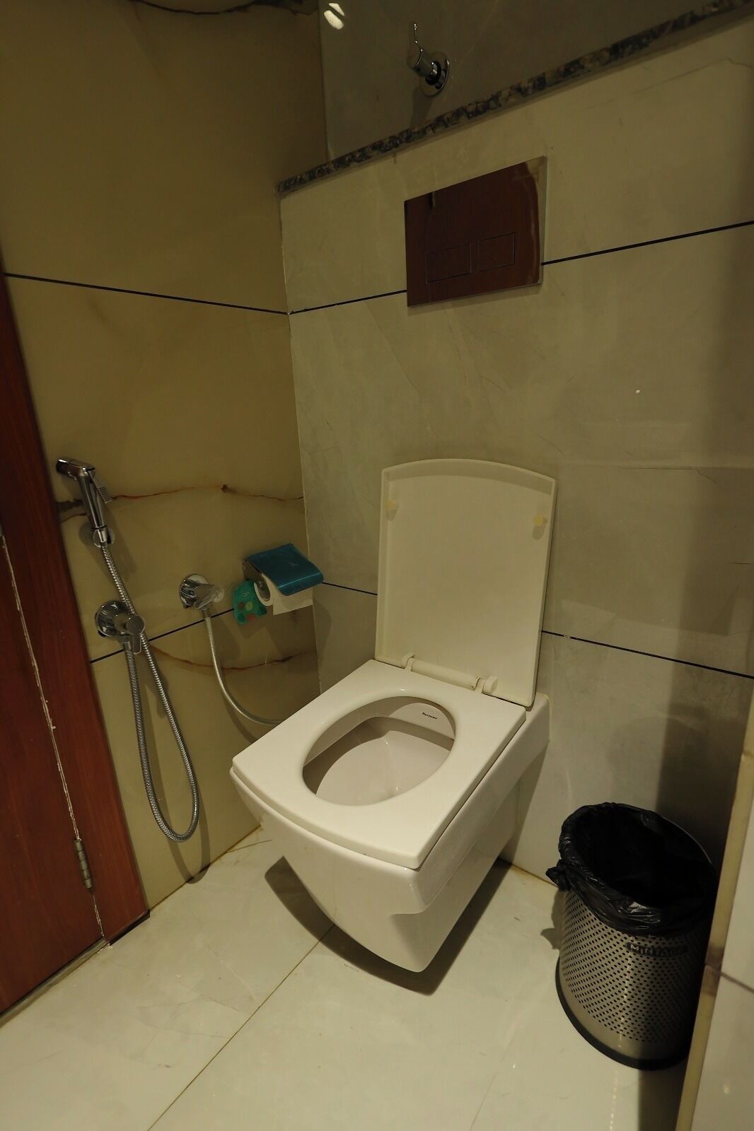 Kylpyhuone, jossa on wc, suihku ja roskakori.