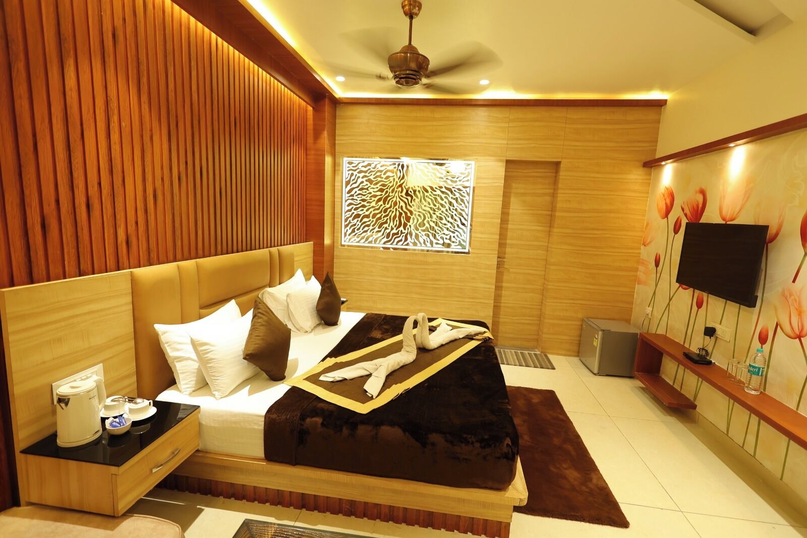 ラグジュアリー スイート バルコニー リゾートビュー | 高級寝具、低反発ベッド、客室ごとに異なるインテリア、デスク