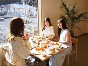 Se ofrece un desayuno continental (3000 JPY por persona)