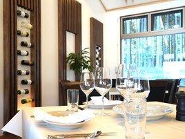 3 restaurantes; se sirve almuerzo, cena y brunch; cocina japonesa