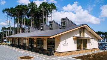 Daily continental breakfast (JPY 3000 per person)