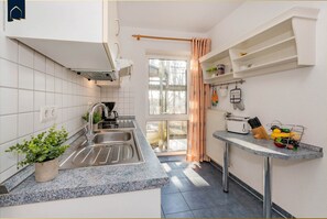 Réfrigérateur, micro-ondes, cafetière/bouilloire, grille-pain
