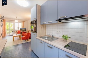 Kühlschrank, Mikrowelle, Wasserkocher mit Kaffee-/Teezubehör, Toaster
