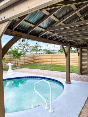 Outdoor pool - Dolphin Inn near Englewood Beach (Englewood)
