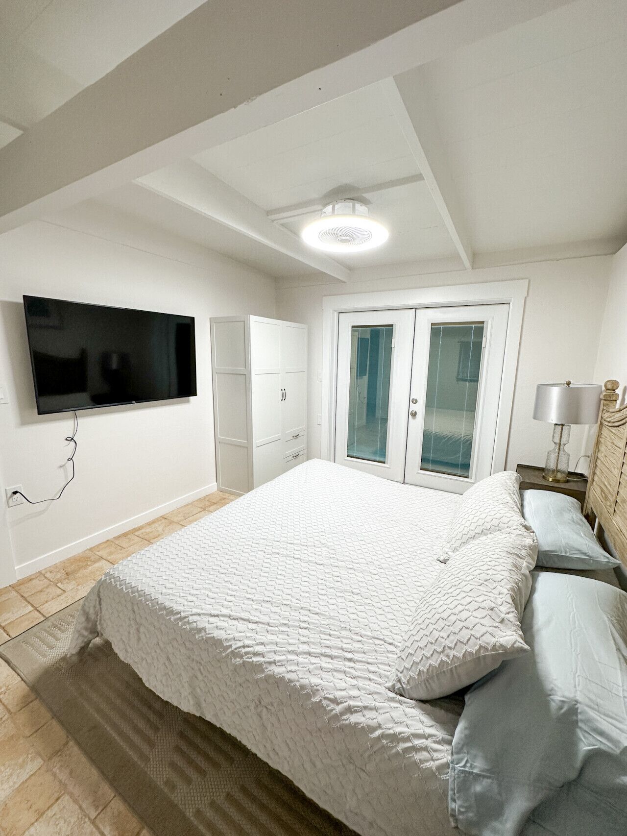 3 camere, una scrivania, ferro/asse da stiro, culla da viaggio