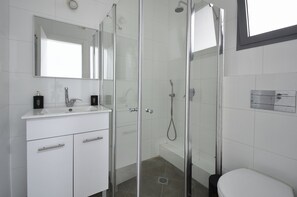 Serviettes fournies, savon, papier toilette