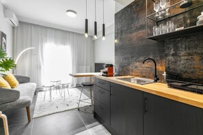 Appartement, balkon | Woonruimte | Flatscreentelevisie