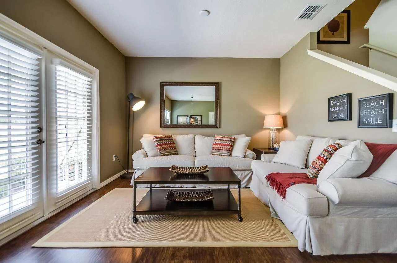 Smart-TV, videospill, fotballspill og kontorer