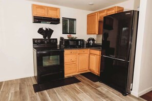 Een koelkast, een microgolfoven, een oven, een kookplaat