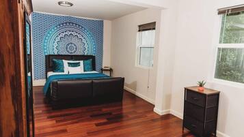 2 bedrooms, desk, iron/ironing board, WiFi