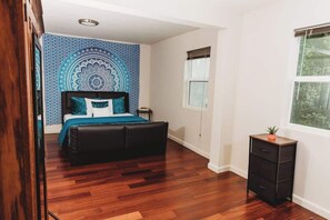 2 slaapkamers, een bureau, een strijkplank/strijkijzer, wifi